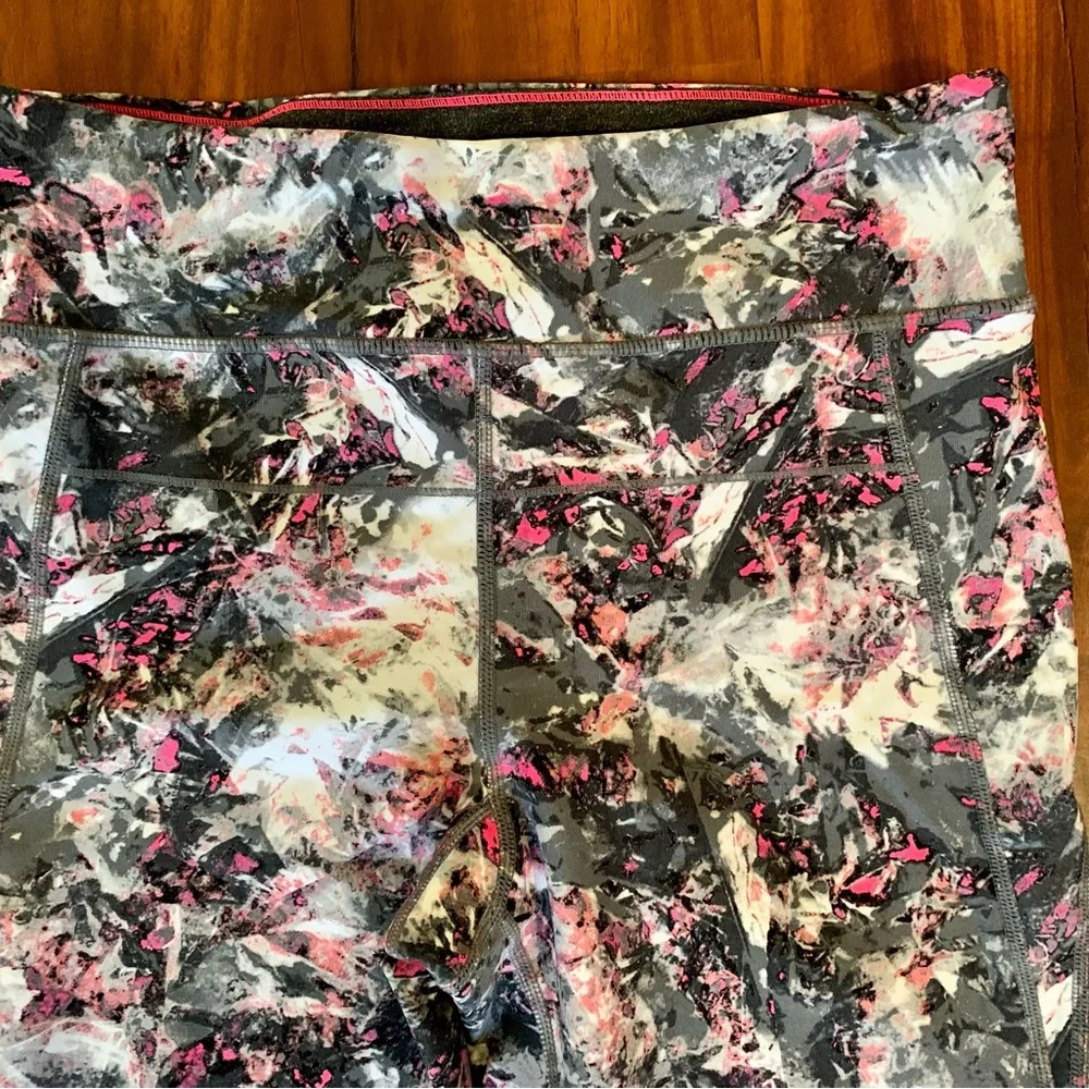 LN CALVIN KLEIN PERFORMANCE CAPRIS. SUPER HIGH WAISTED. FIGURE FLATTERING. - Picture 3 of 7